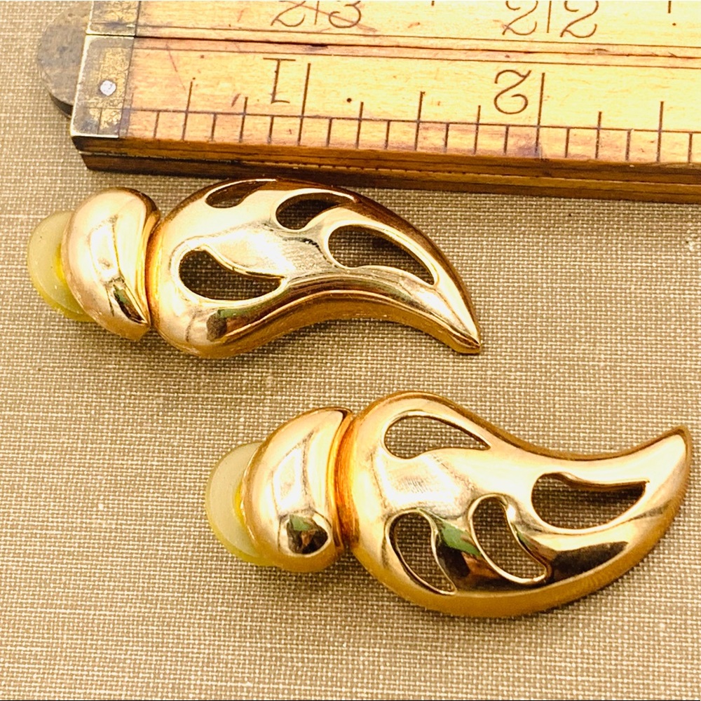 Chili peppers? Vintage cutout earrings gold 1980s
